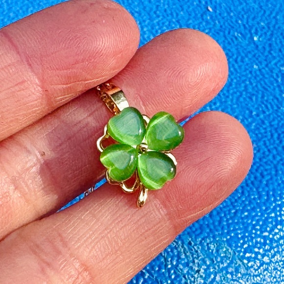 Spinning four leaf clover necklace - Picture 6 of 8